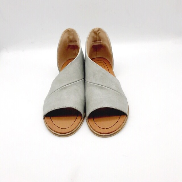 🌸Gray Vegan Leather ankle sandals. - Picture 3 of 6